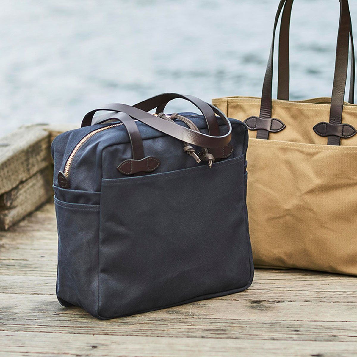 Tote bag with zipper Navy classic looking shopper with zipper closure and large interior space