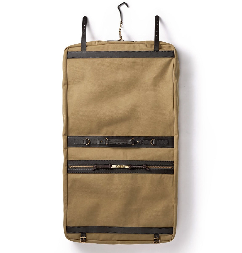 Filson Garment Bag Tan, an effortless way to carry and protect your