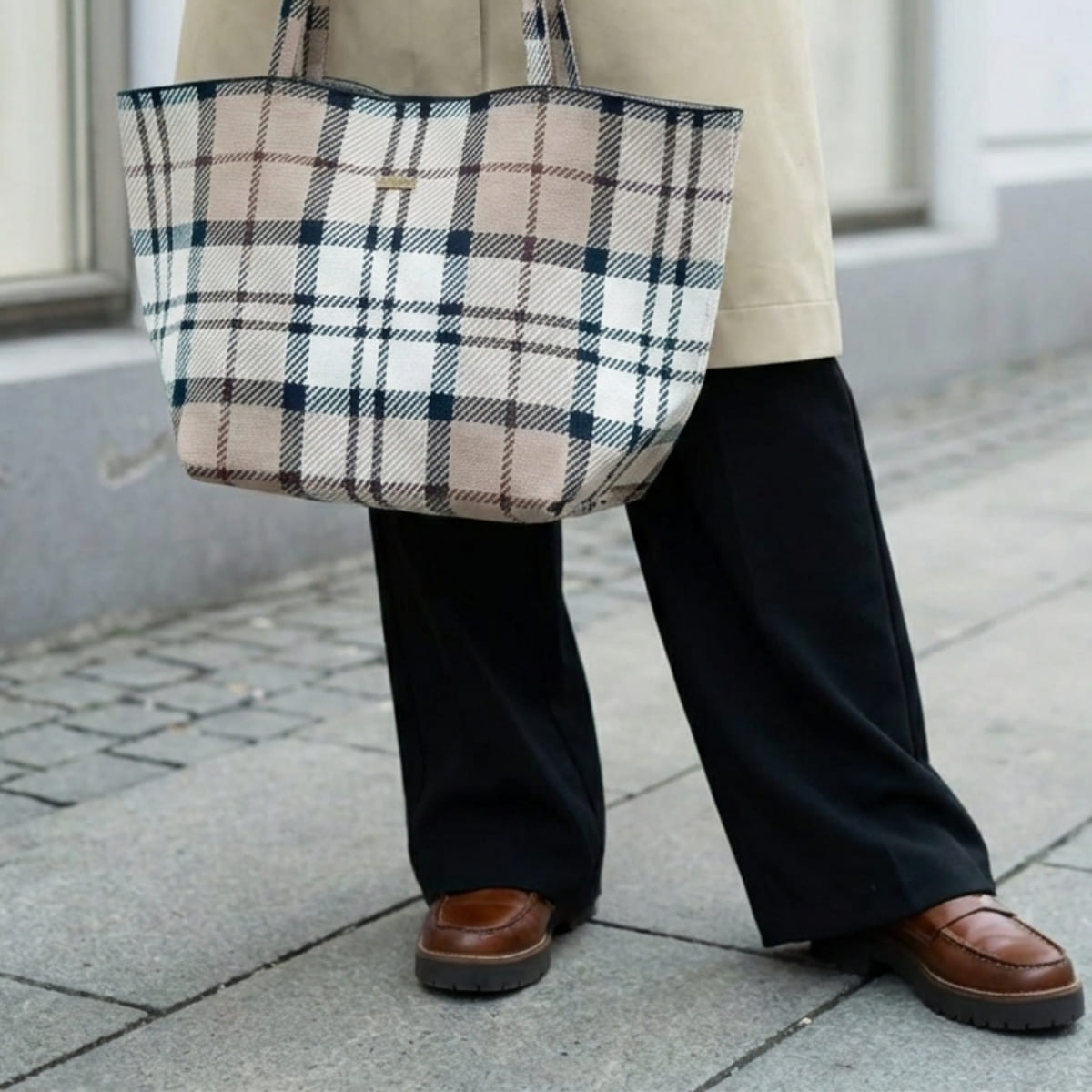 Barbour Layla Tartan Large Tote Bag in Rosewood Tartan is a spacious and stylish bag for everyday use Barbour Layla Tartan Large Tote Bag in Rosewood Tartan is a spacious and stylish bag for everyday use