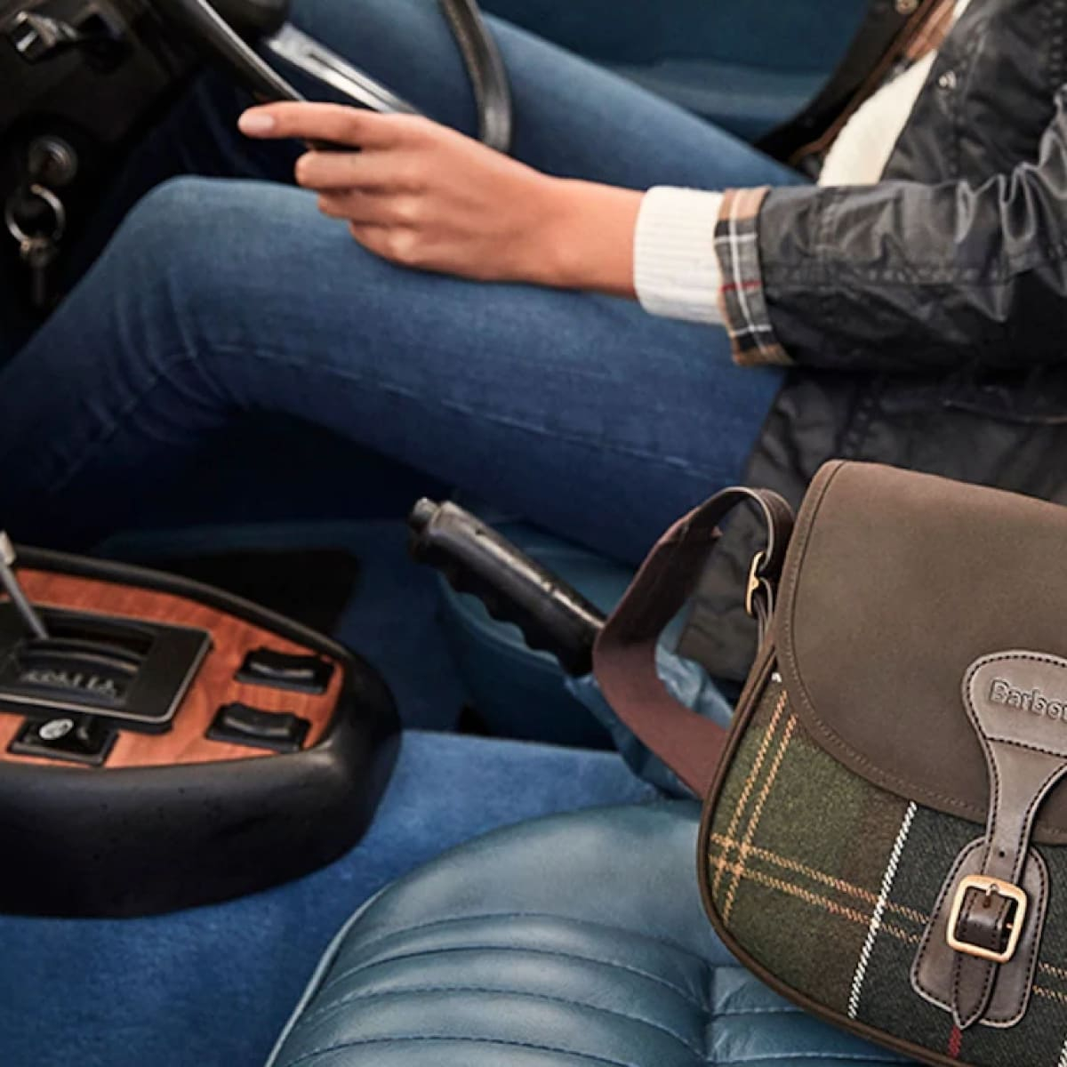 Barbour Cromarty Crossbody Bag Classic Tartan is a true eye-catcher that effortlessly combines style and functionality