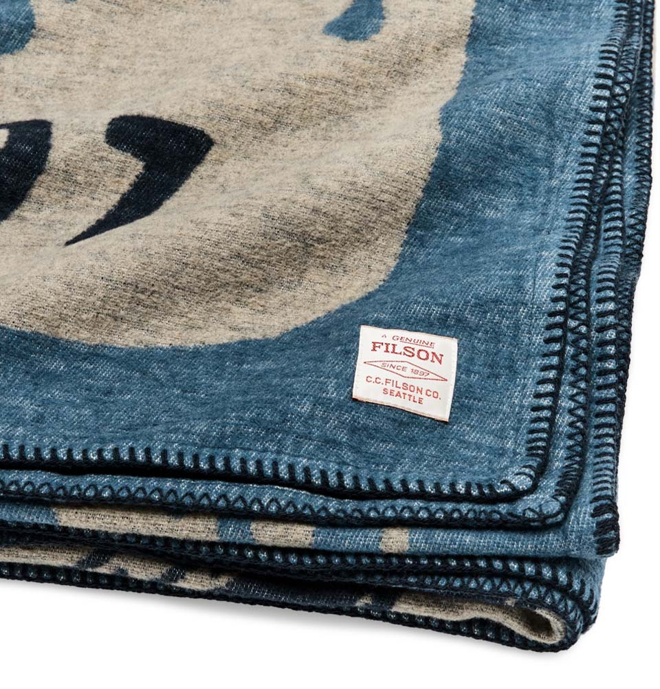 Filson Cotton Blanket Blue/Elk Woods, brushed for softness against the skin, ensures cozy comfort