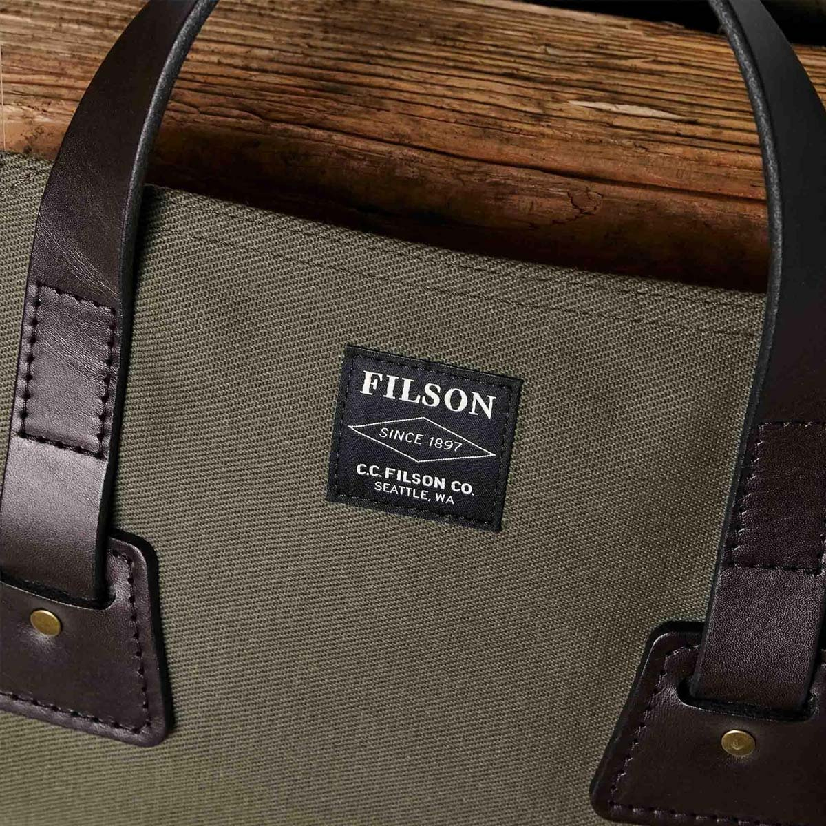 Filson Log Carrier Otter Green, Rugged, wear-resistant, water-repellent log carrier