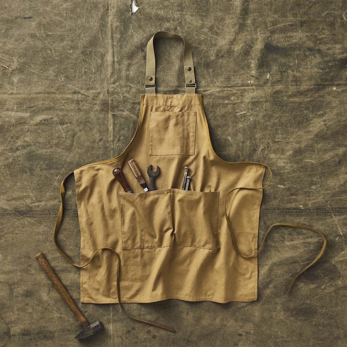 Filson Tin Cloth Apron Dark Tan, a cool apron to protect your clothes and have tools at hand