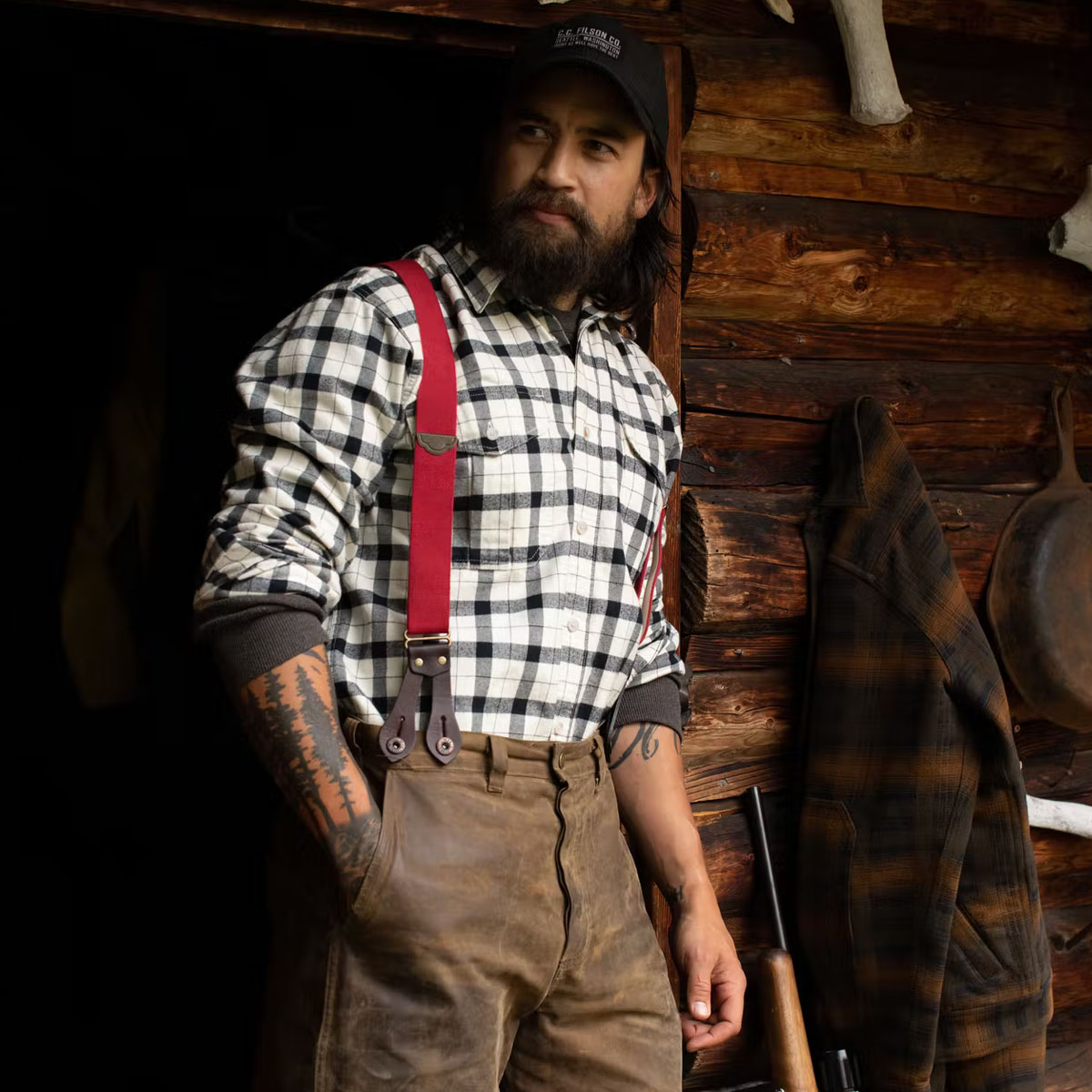 Filson Alaskan Guide Shirt Cream/Black, this iconic, breathable flannel shirt has a pleated back for freedom of movement