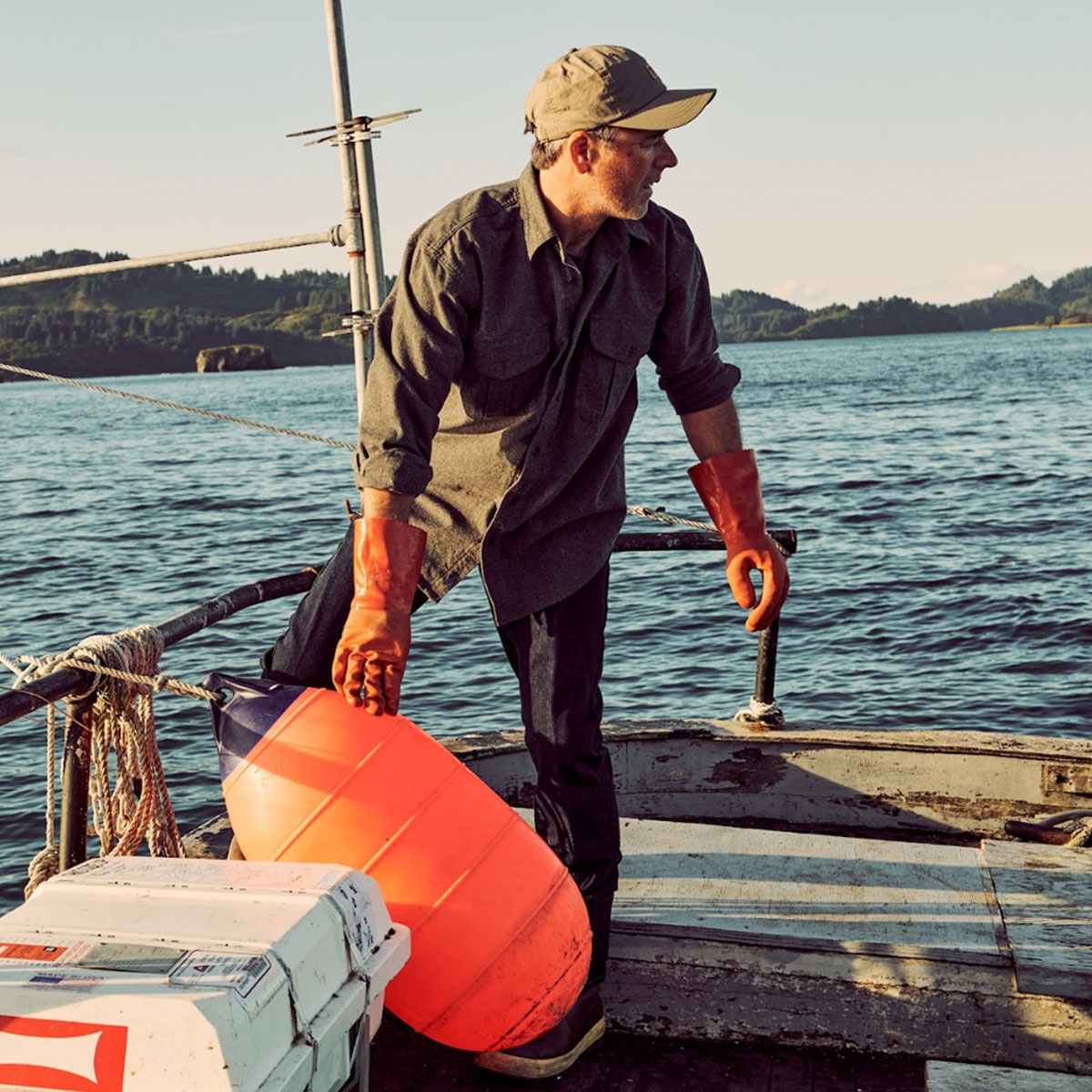 Filson Alaskan Guide Shirt Dark Heather Gray, this iconic, breathable flannel shirt has a pleated back for freedom of movement