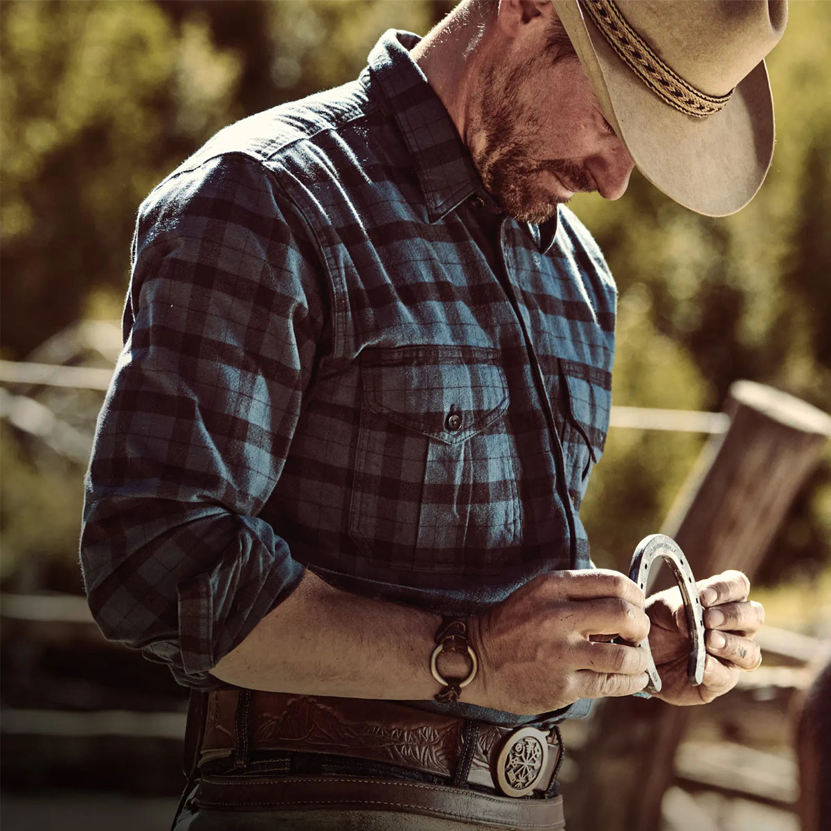 Filson Alaskan Guide Shirt Midnight Black, this iconic, breathable flannel shirt has a pleated back for freedom of movement