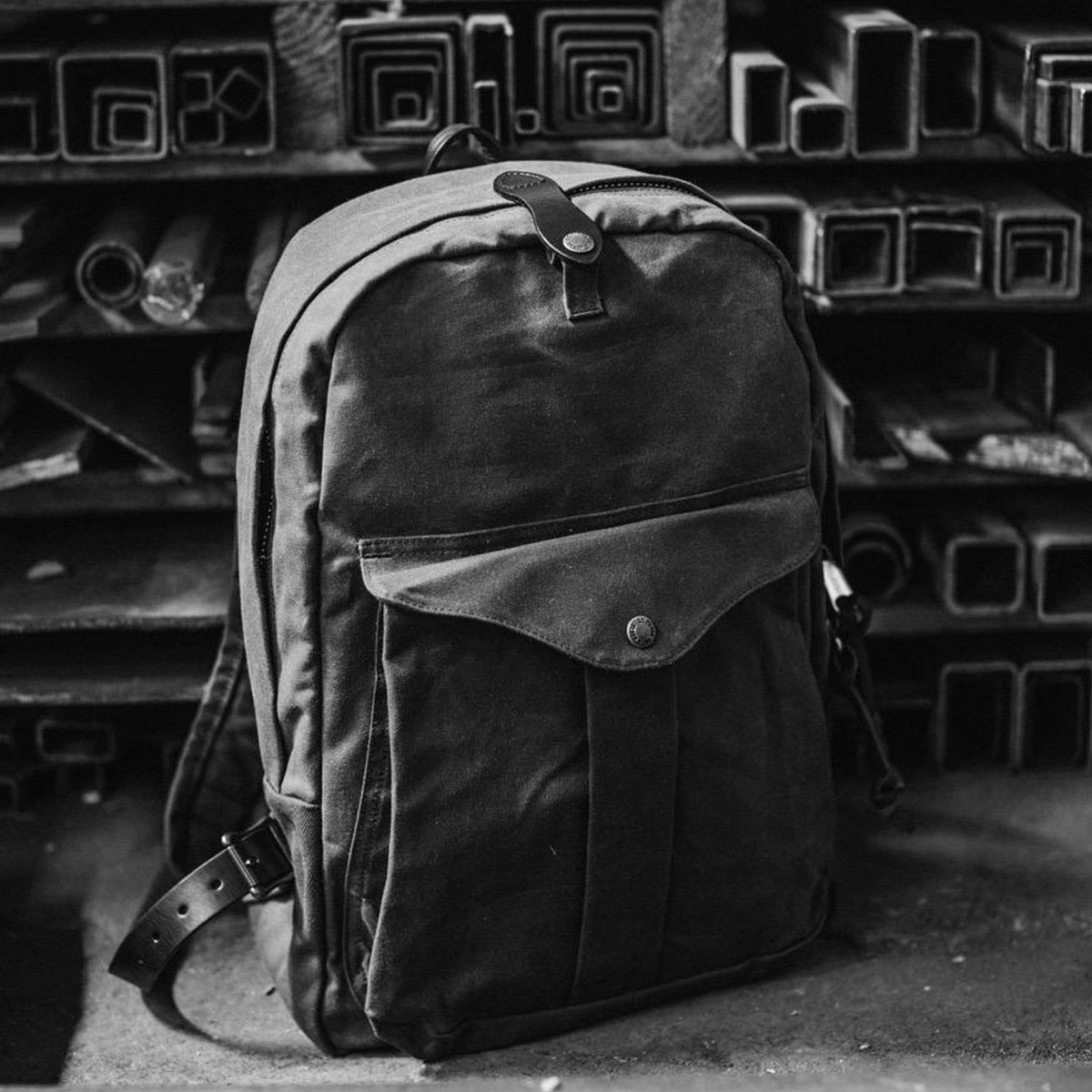 Filson Journeyman Backpack 20231638 Cinder, a perfect backpack for use in the field and city
