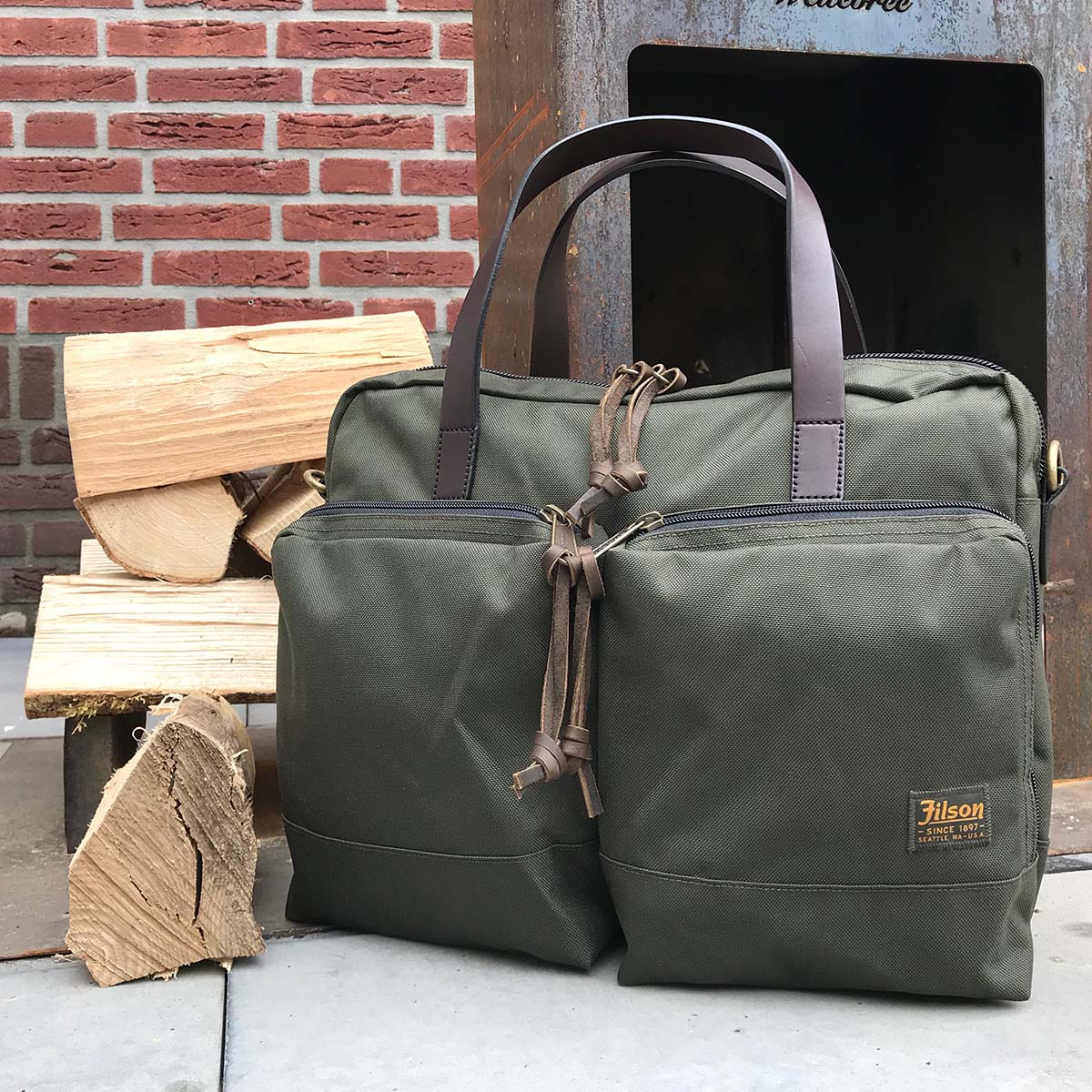 Filson Ballistic Nylon Dryden Briefcase Otter Green, made of abrasion-resistant ballistic nylon that holds up to heavy use