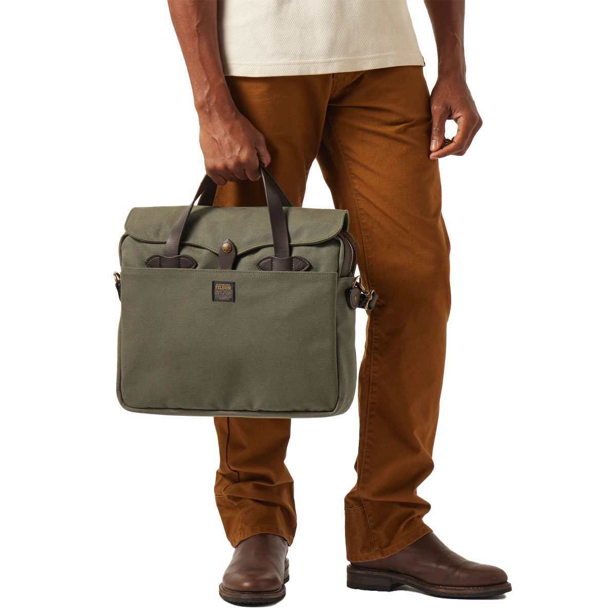 Filson Rugged Twill Original Briefcase Otter Green, carried in de hand