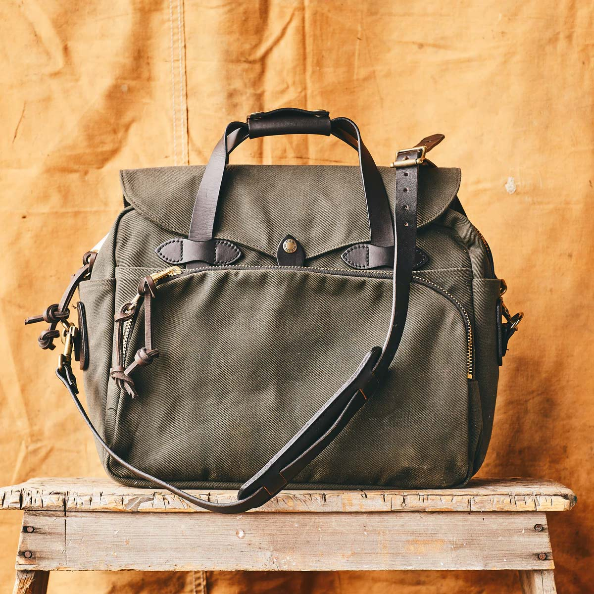 Filson Padded Computerbag Otter Green, with foam-padded laptop compartment and interior dividers