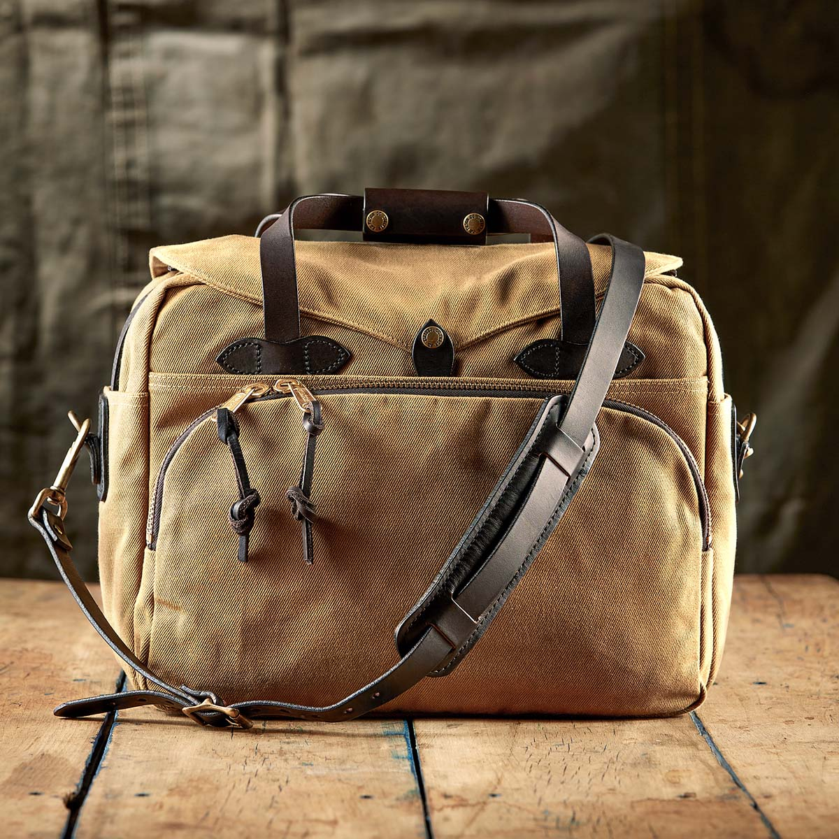 Filson padded hotsell laptop bag