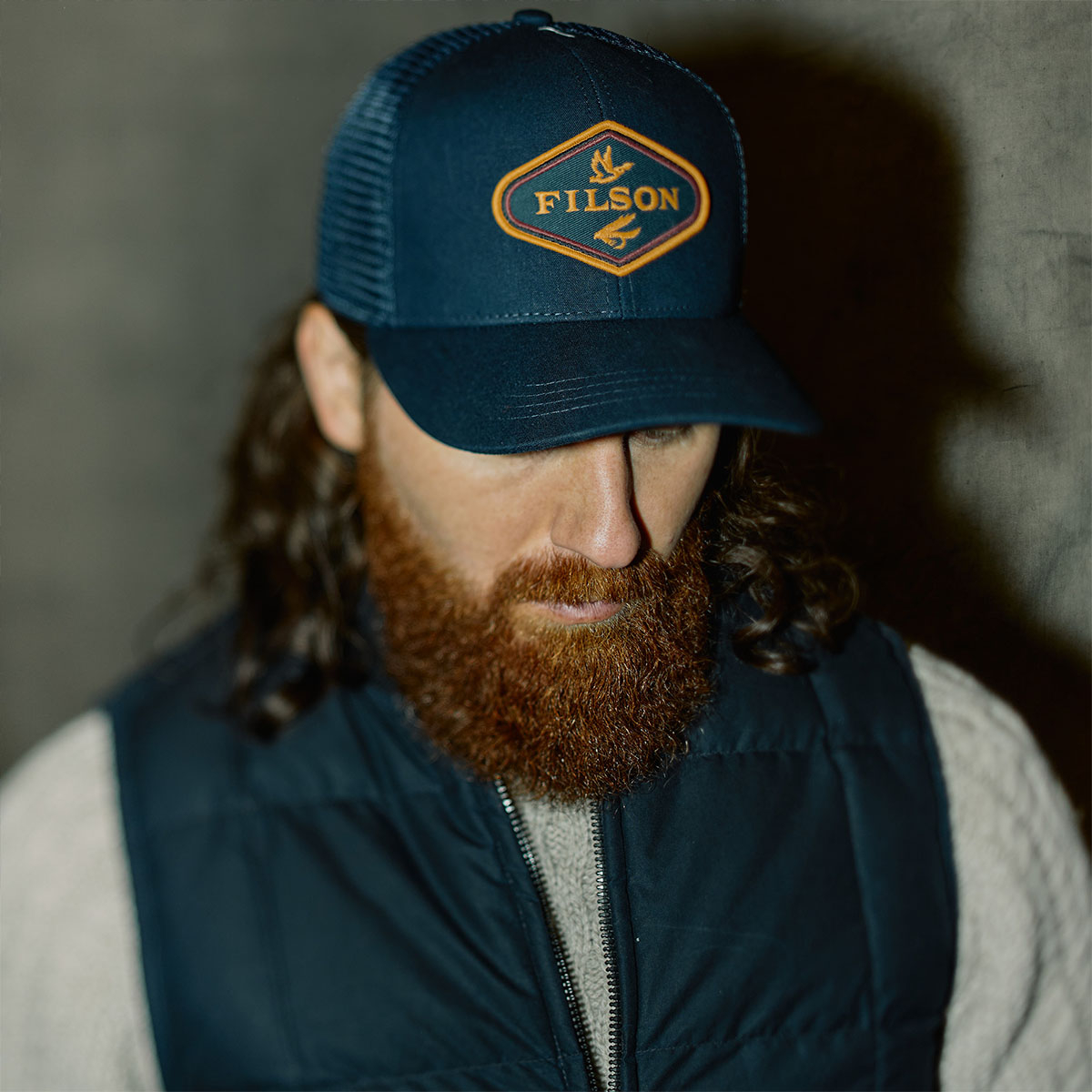 Filson Logger Mesh Cap Navy/Fowl Fly, iconic cap made of durable midweight 100% cotton canvas