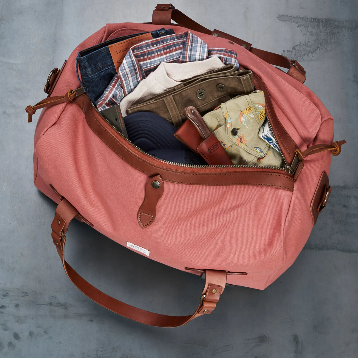 Filson Rugged Twill Duffle Bag Medium Cedar Red, perfect for a weekend away or a small business-trip