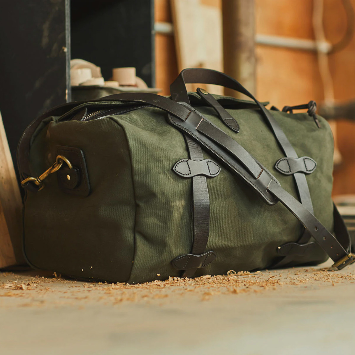 Filson Rugged Twill Duffle Bag Small Otter Green,a water-resistant, heavy-duty duffle with leather accents