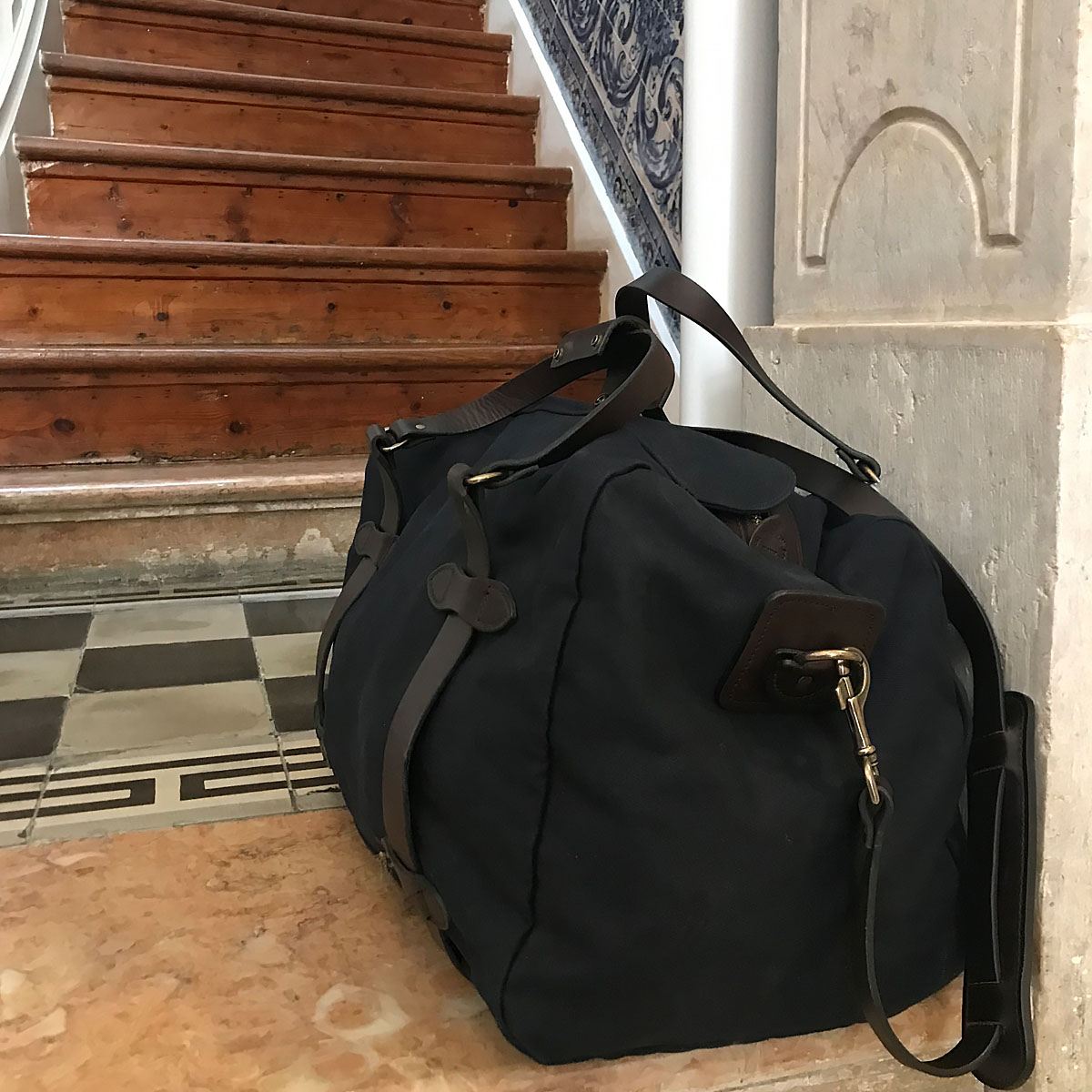 Filson Duffle Medium Navy, on a citytrip to Lisbon, Portugal