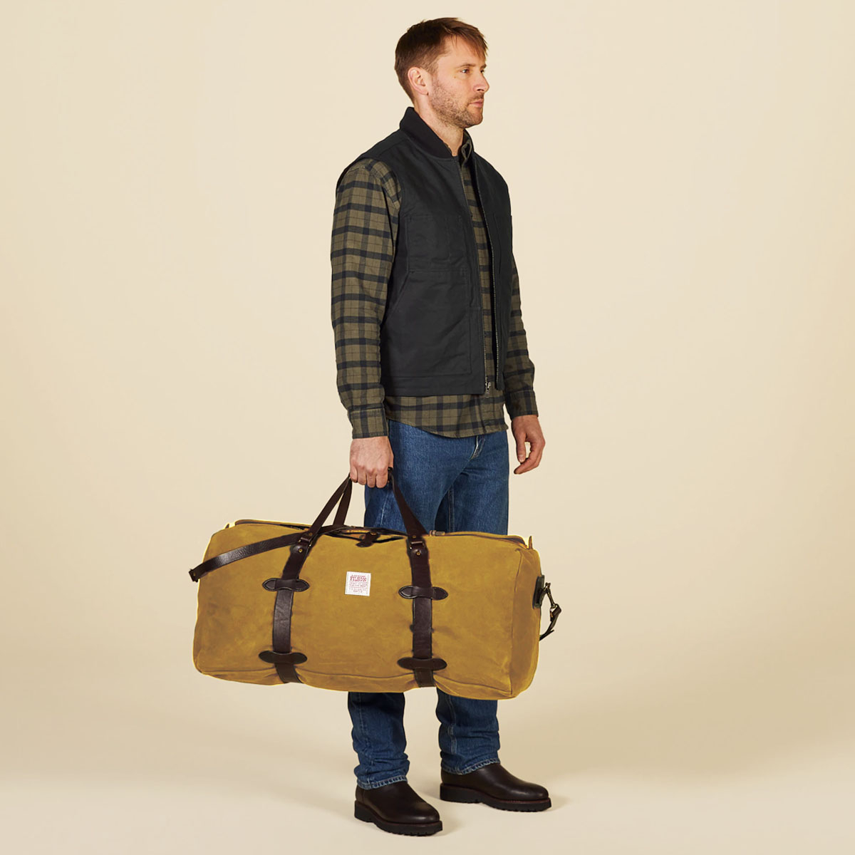 Filson Rugged Twilll Duffle Bag Large Tan, carried in hand