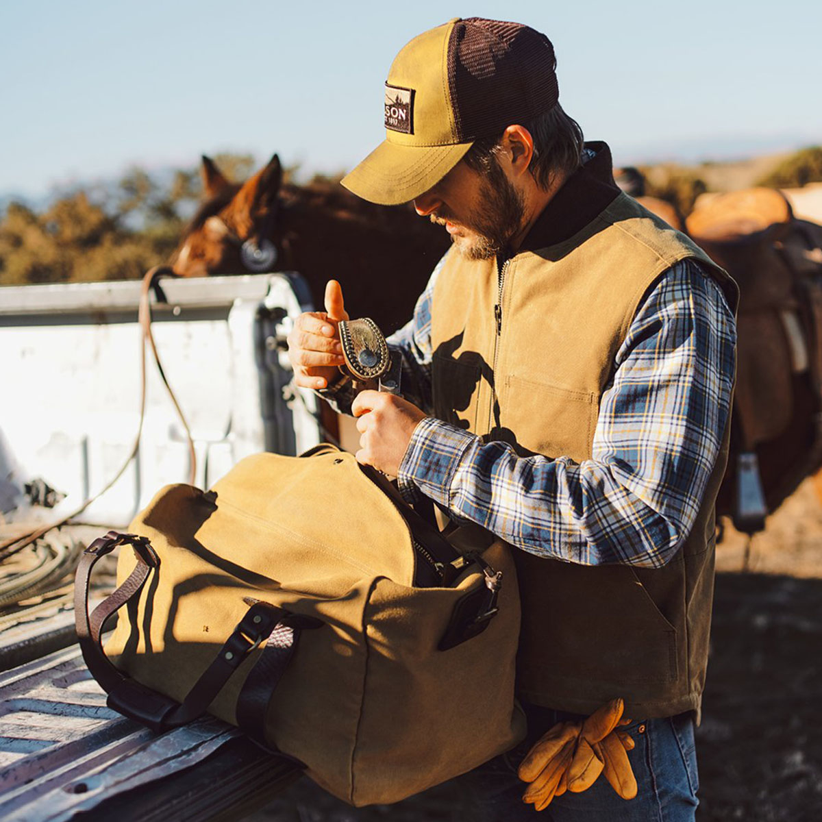 Filson Rugged Twill Duffle Bag Medium Tan, with cowboy
