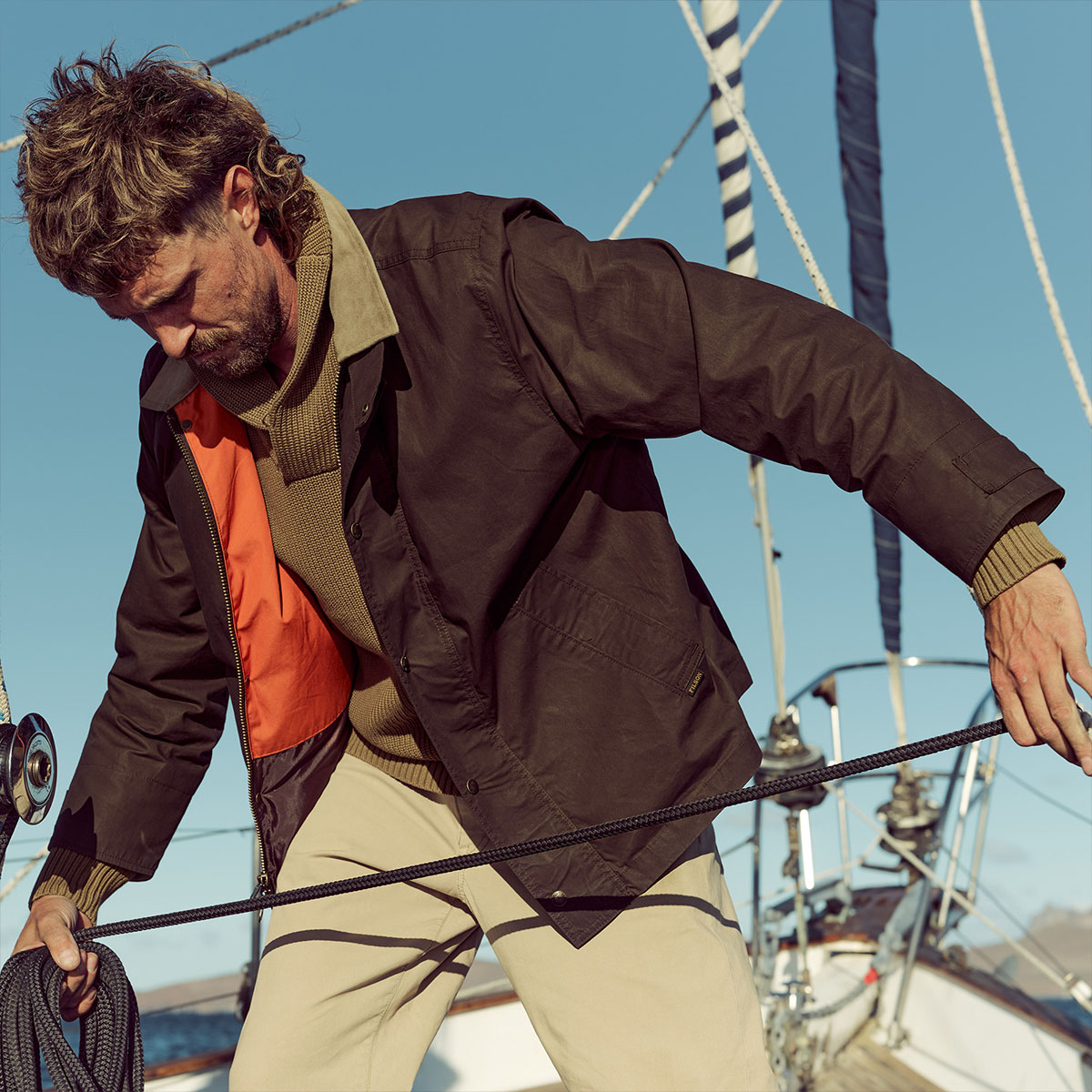 Filson Dry Wax Short Field Jacket Dark Brown, lightweight waxed jacket built for field use in mixed weather and everyday wear.