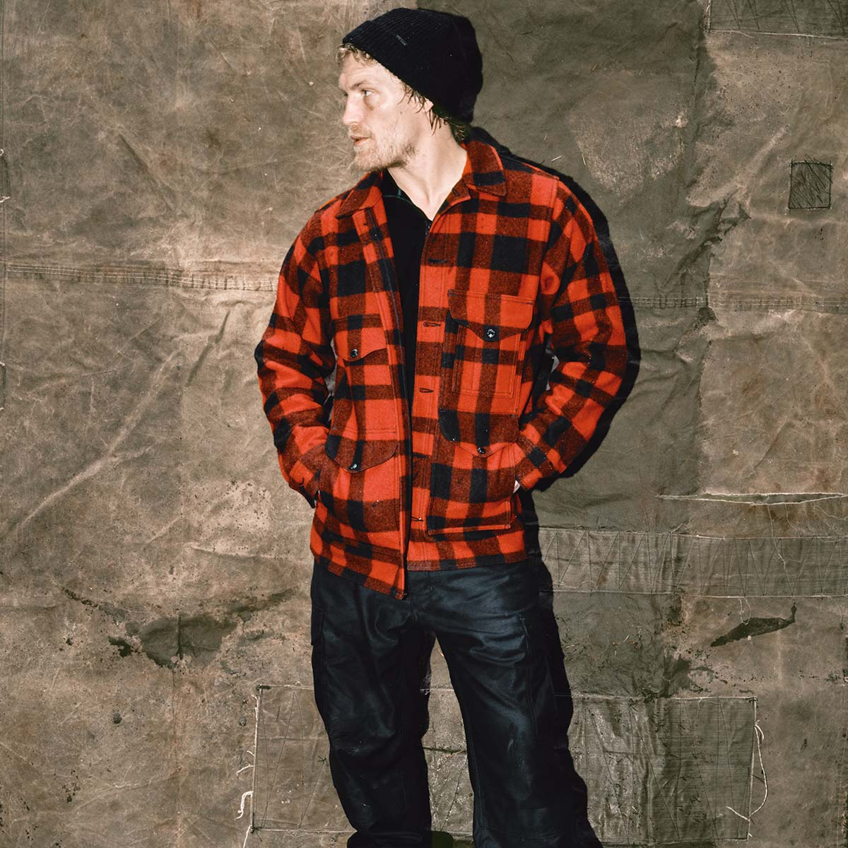 Filson Mackinaw Wool Cruiser Jacket Red Black, Made of 100% virgin Mackinaw Wool for comfort, natural water-repellency and insulating warmth in any weather conditions.