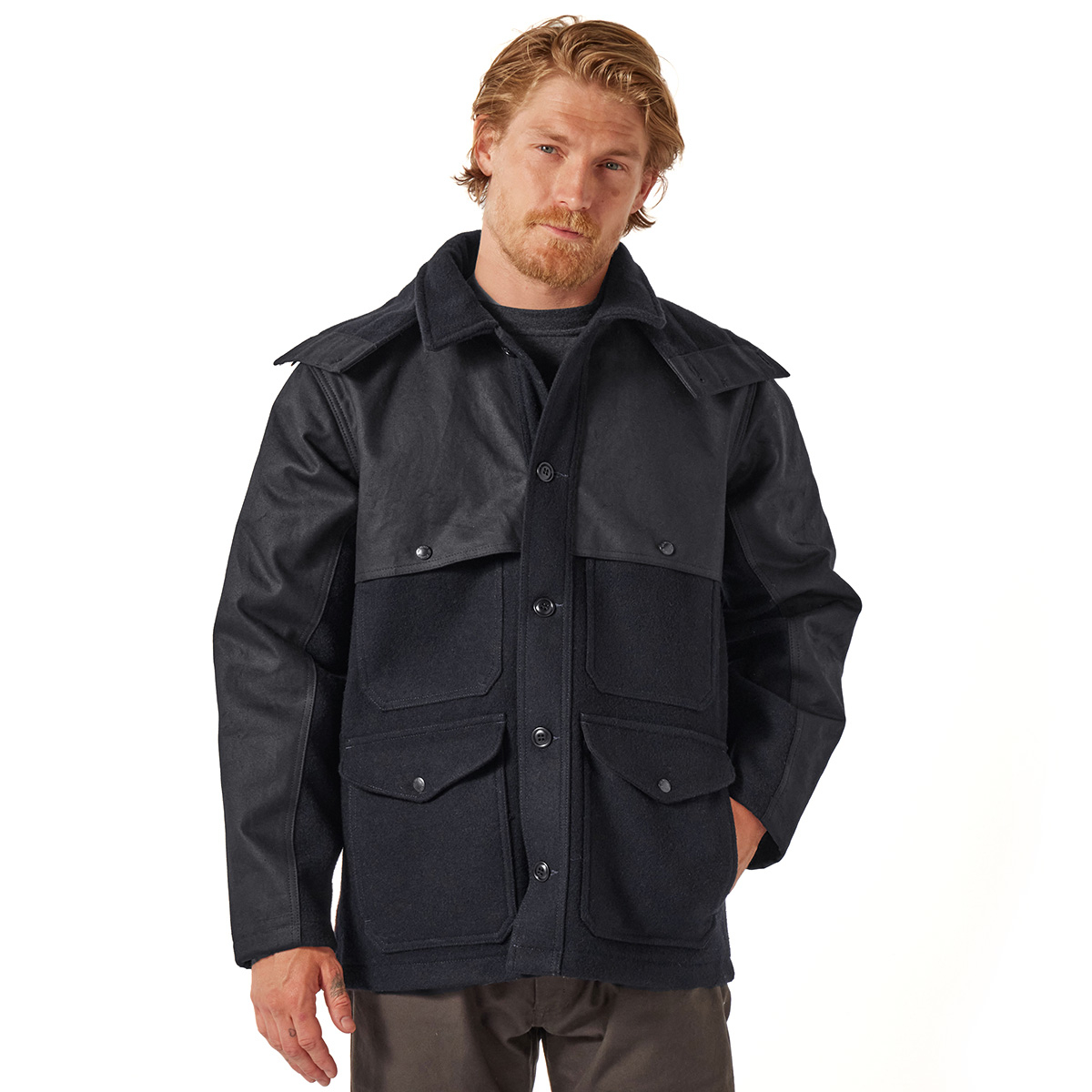Filson Mackinaw Wool Double Coat Dark Navy, made of 100% virgin Mackinaw Wool for comfort, natural water-repellency and insulating warmth in any weather conditions.