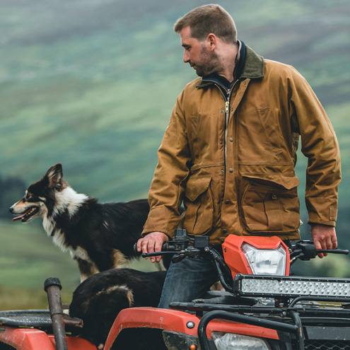 Filson Tin Cloth Field Jacket Dark Tan, is a proven classic, made from the legendary super-strong, lightweight, and oil-ïmpregnated 14-oz. 'Tin Cloth' canvas