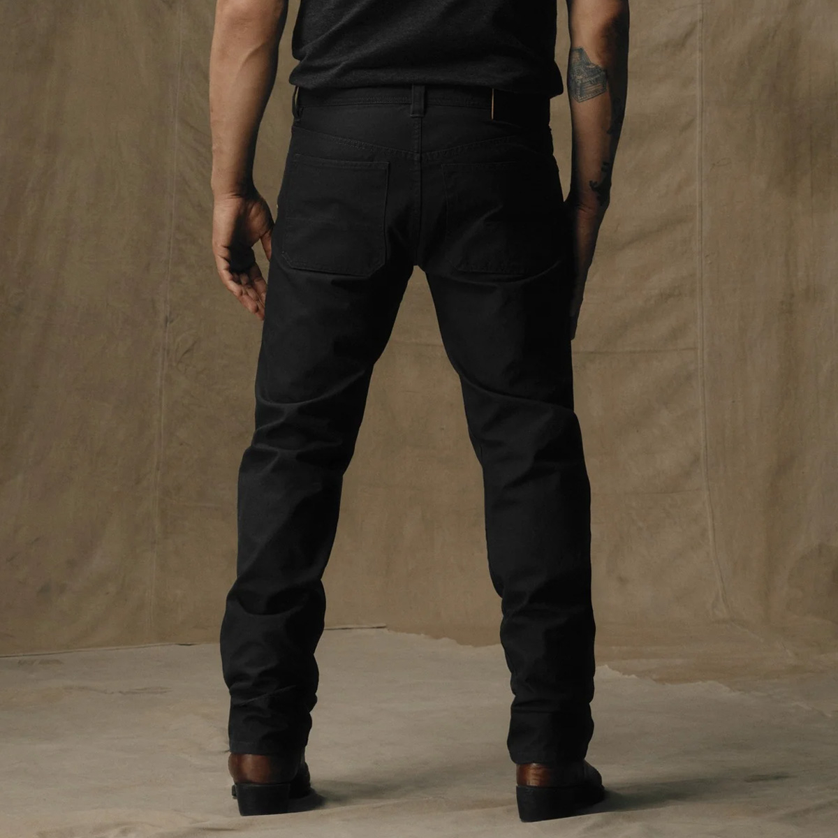 Filson Dry Tin 5 Pocket Pants Raven, Relaxed fit through the seat and thighs with straight legs. Cut slightly larger than other Filson pants to ensure ease of movement