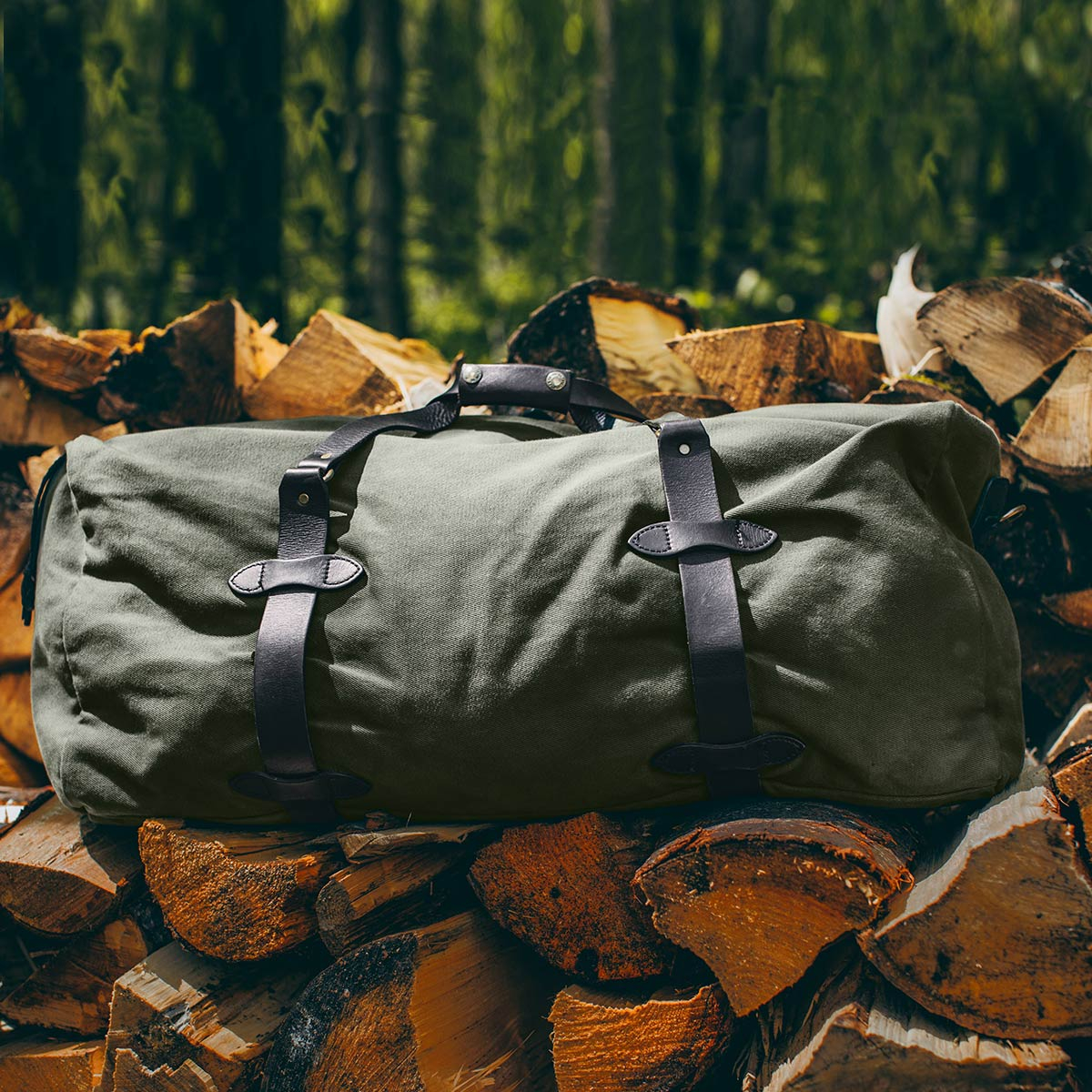 Filson Large Duffle Otter Green, water-resistant duffle with saddle-grade Bridle Leather accents