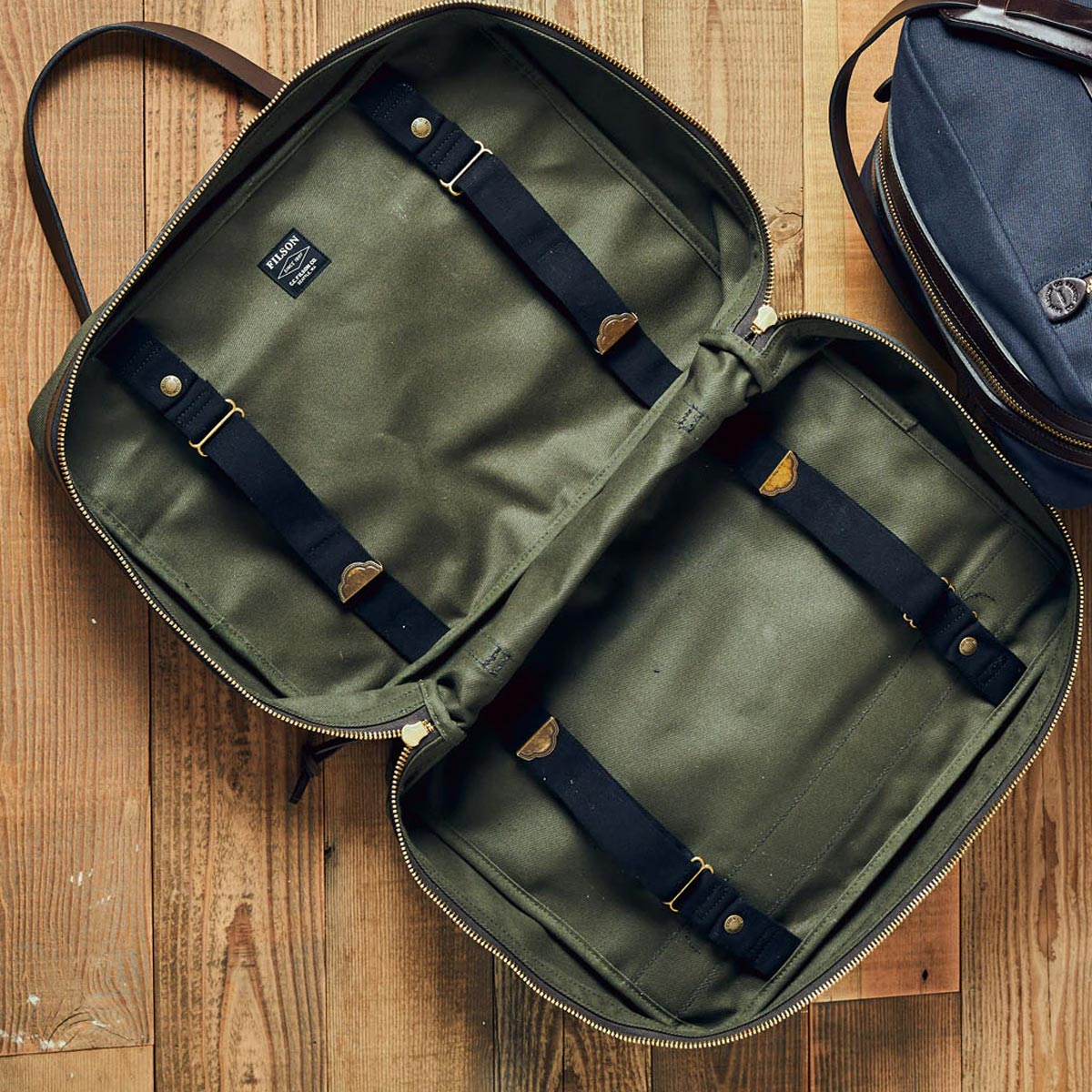 Filson Rugged Twill Pullman Small Otter Green, with a roomy interior that opens fully and lies flat for easy packing