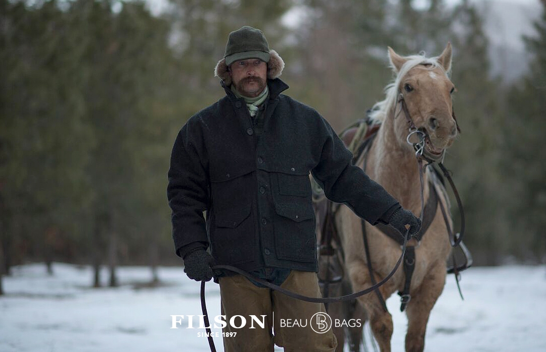 Filson Mackinaw Wool Cruiser Charcoal 11010043, to keep you warm even when it’s soaked with rain or snow