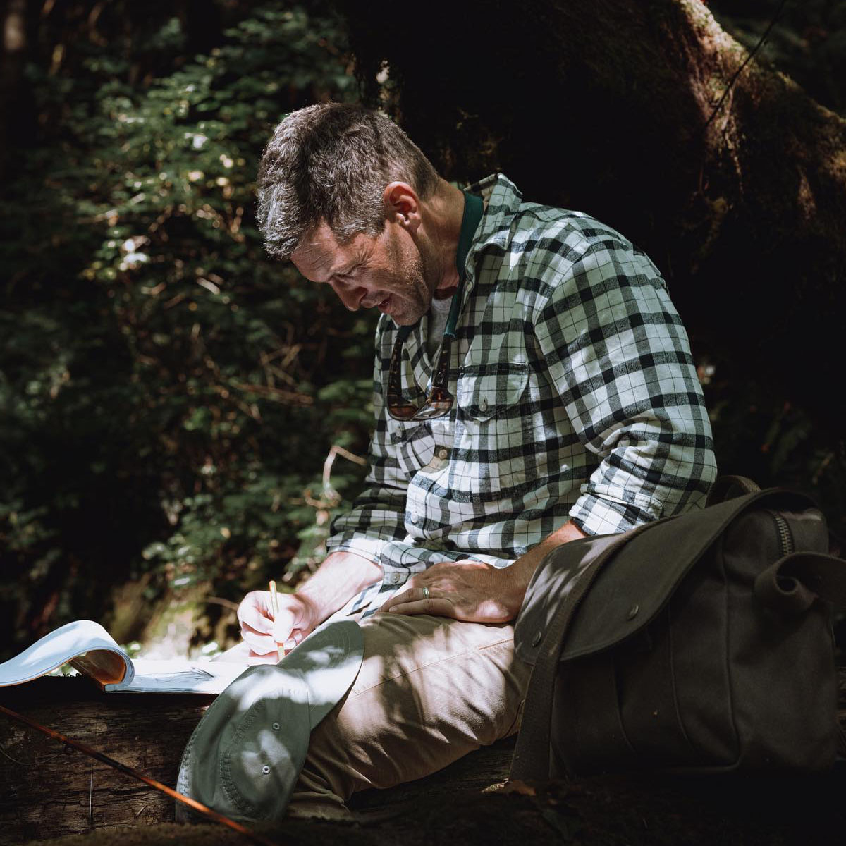 Filson Alaskan Guide Shirt Cream/Black, this iconic, breathable flannel shirt has a pleated back for freedom of movement