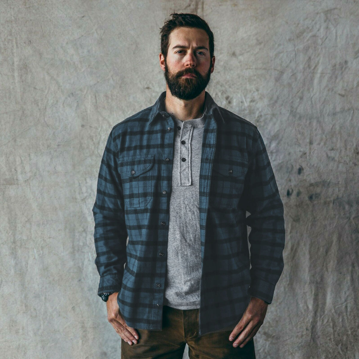 Filson Alaskan Guide Shirt Midnight Black, provides unfailing comfort and durability, season after season