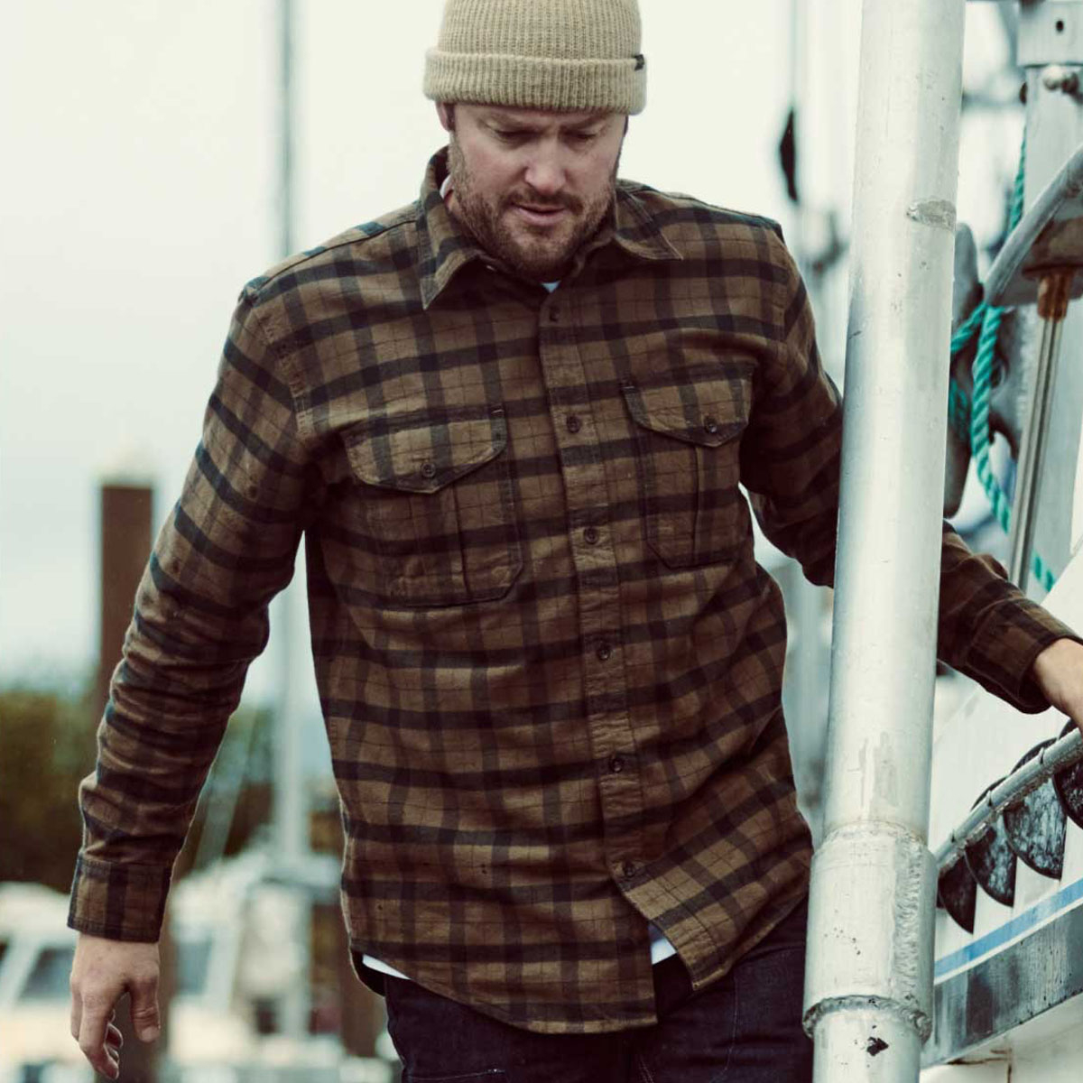 Filson Alaskan Guide Shirt Otter Green/Black Plaid, provides unfailing comfort and durability, season after season