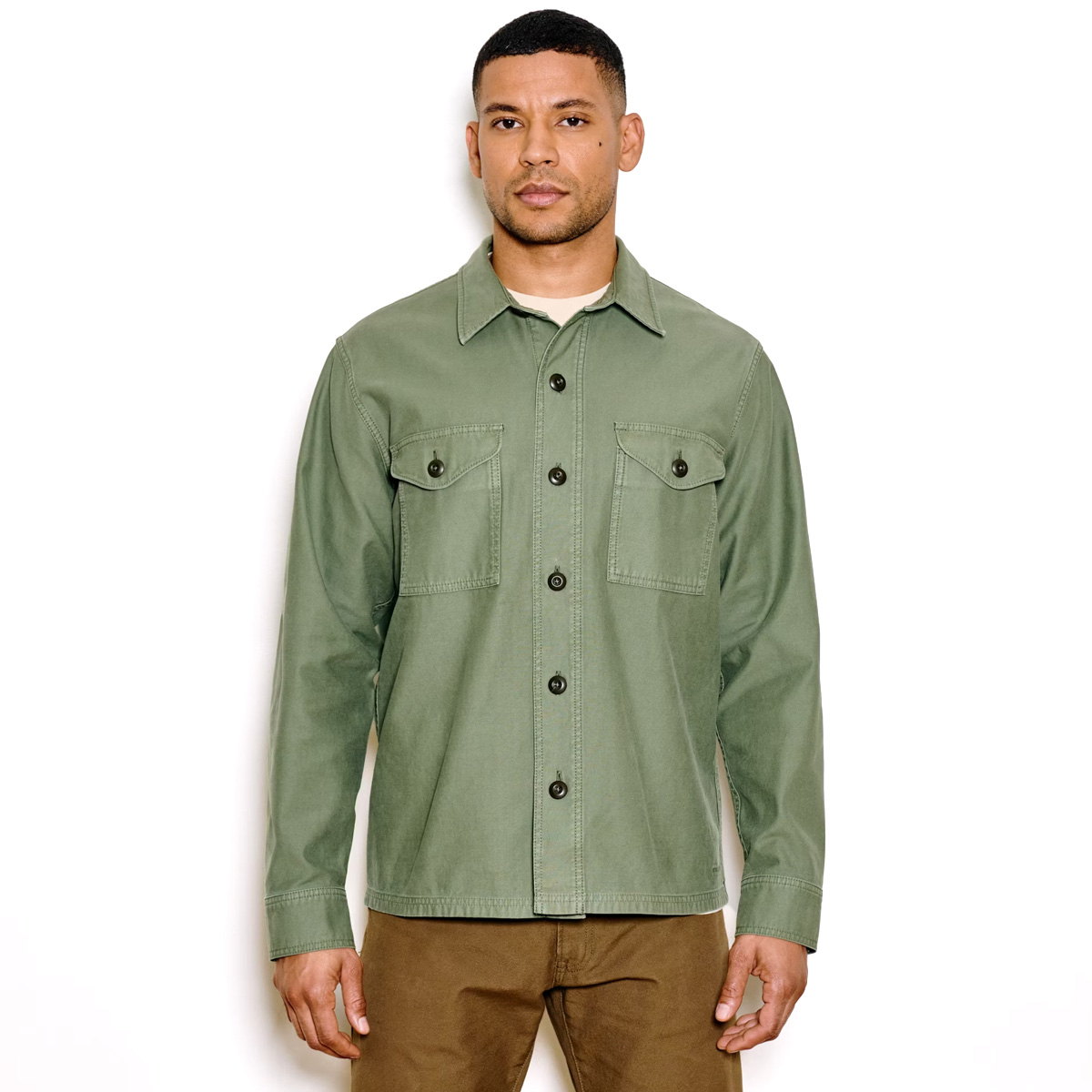 Filson Field Jac-Shirt Washed Fatigue Green, made of strong midweight fabric with a reverse-sateen weave, smooth on the inside for easy layering