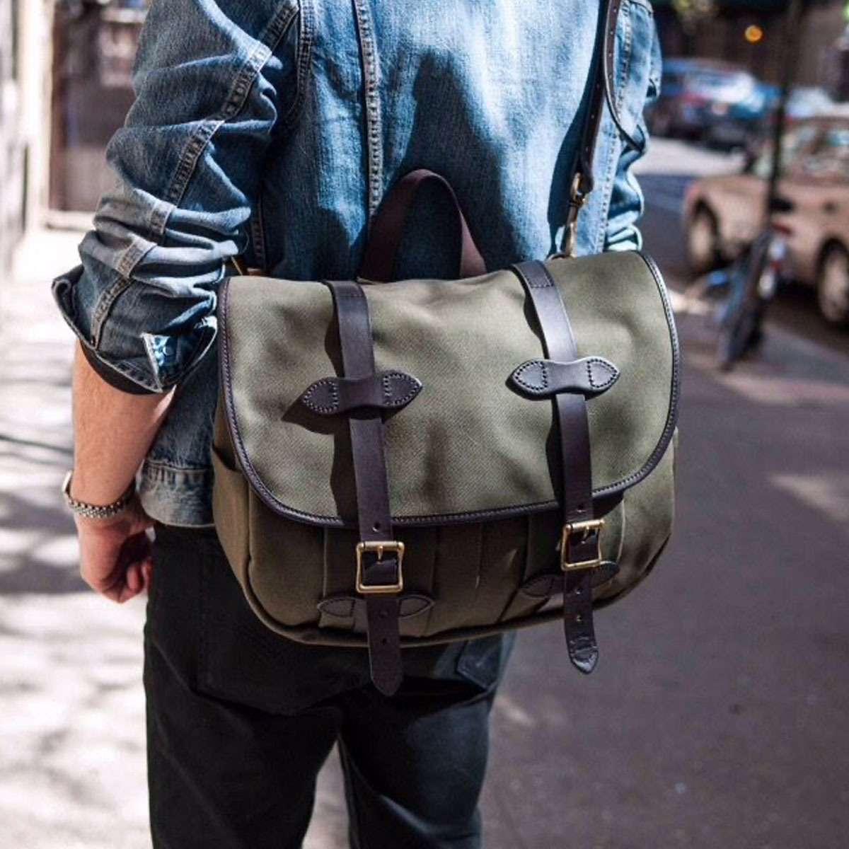 Filson Field Bag Medium Otter Green streetwear, fits well in an urban environment
