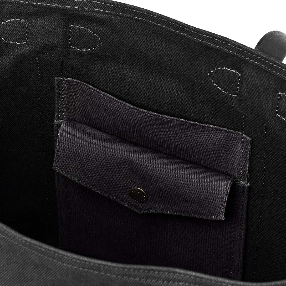 Filson Rugged Twill Large Open Tote Bag Black, spacious and practical interior – with snap-flapped and stow pockets for securely storing smaller essentials