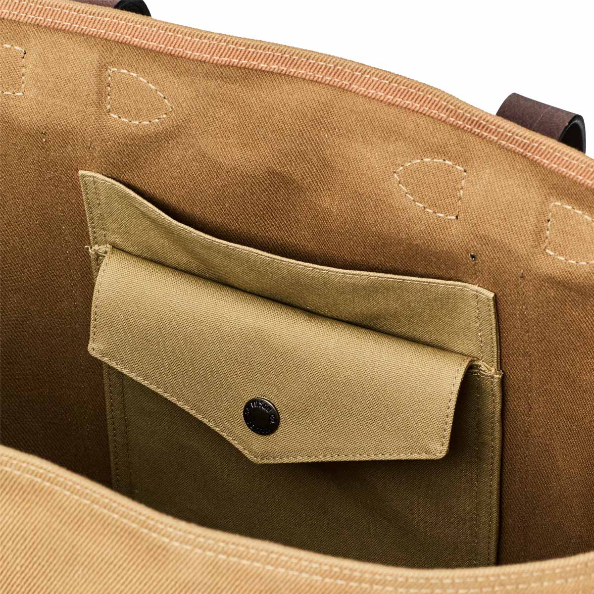 Filson Rugged Twill Large Open Tote Bag Tan, spacious and practical interior – with snap-flapped and stow pockets for securely storing smaller essentials
