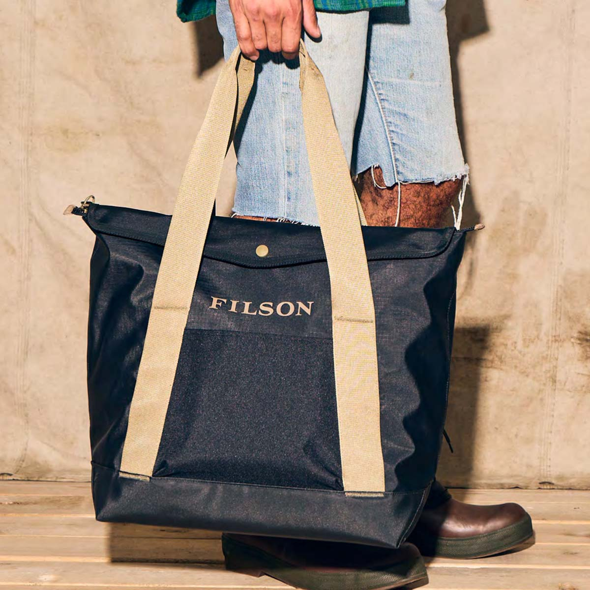 Filson Scout Tote Bag Black/Covert, versatile Tote Bag made to keep gear dry through the harshest weather
