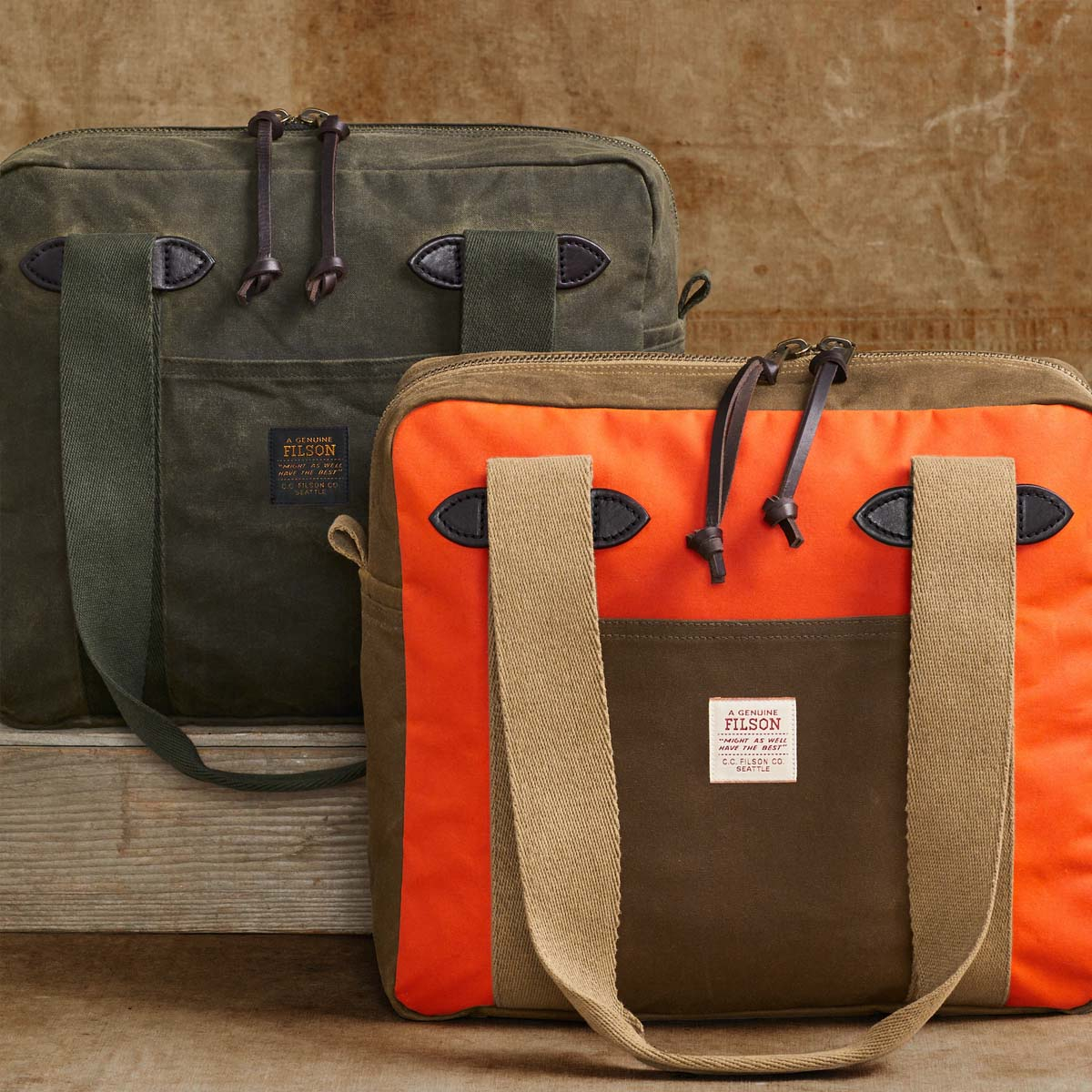 Filson Tin Cloth Tote Bag With Zipper Dark Tan/Flame, a classic-looking shopper designed for easy carrying of belongings