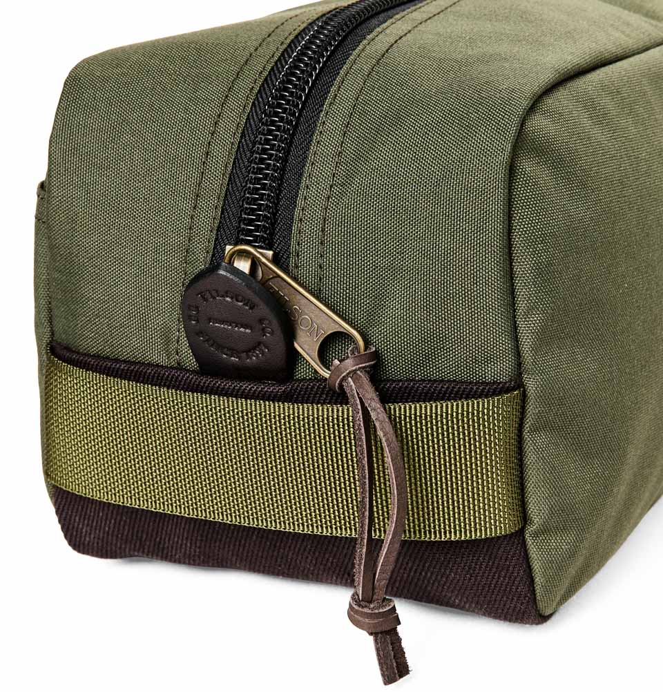 Filson Travel Pack Otter Green, made of tear-resistant ballistic nylon and reinforced with Filson's famous Rugged Twill