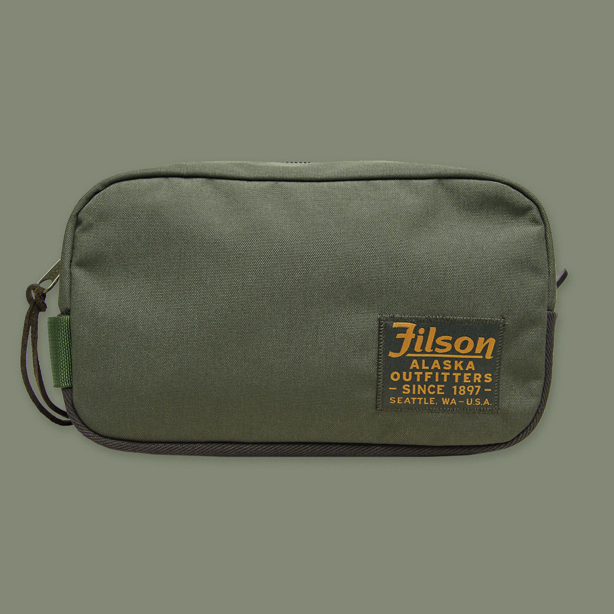 Filson Travel Pack Otter Green, made of tear-resistant ballistic nylon and reinforced with Filson's famous Rugged Twill