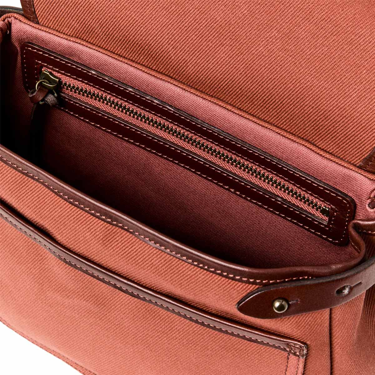 Filson Rugged Twill XS Field Bag Light Rust is super sturdy and ideal for small items you like to have with you when you are on the move