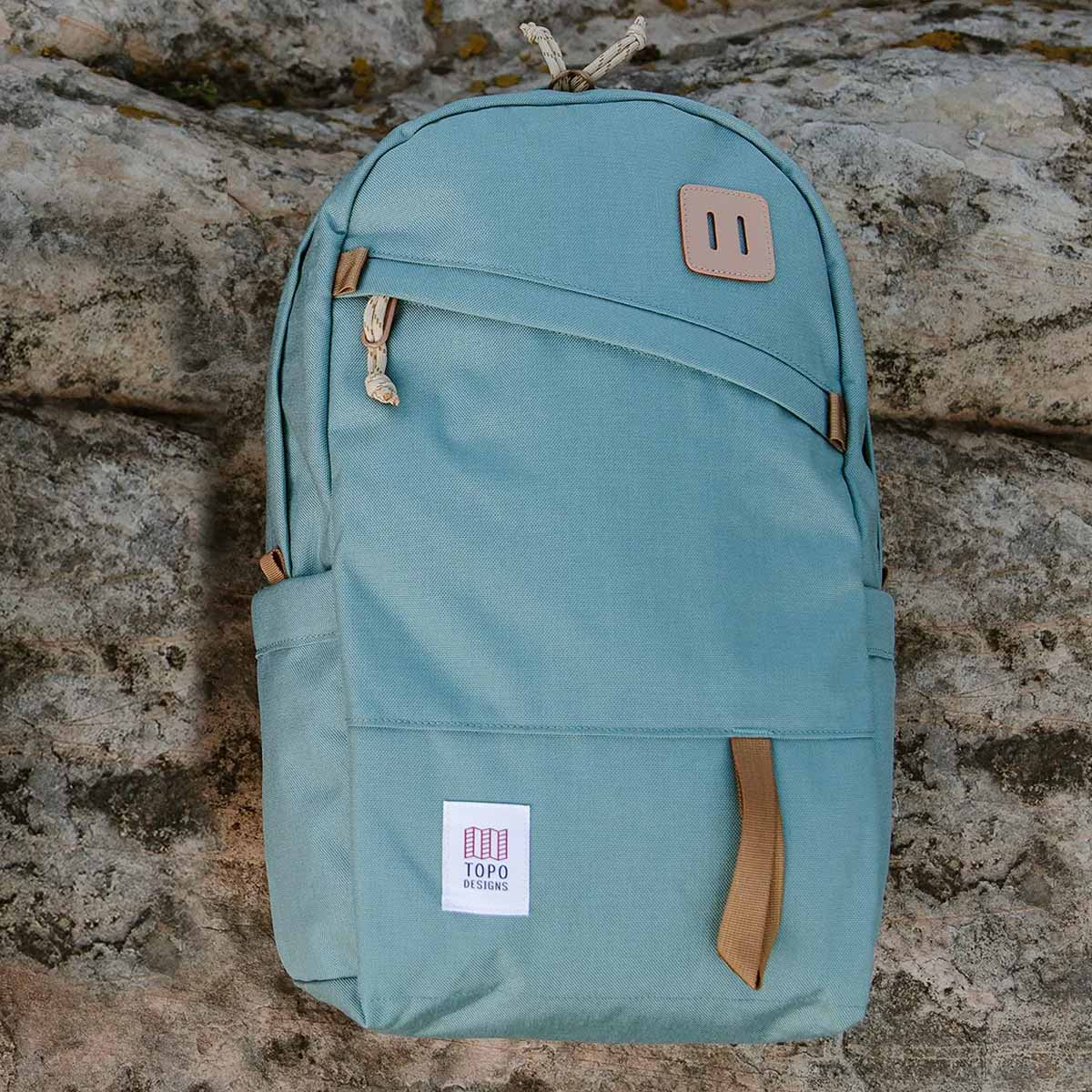Topo Designs Daypack Classic Mineral Blue, it’s great as an everyday work bag, yet it has enough room for extra layers on the trail