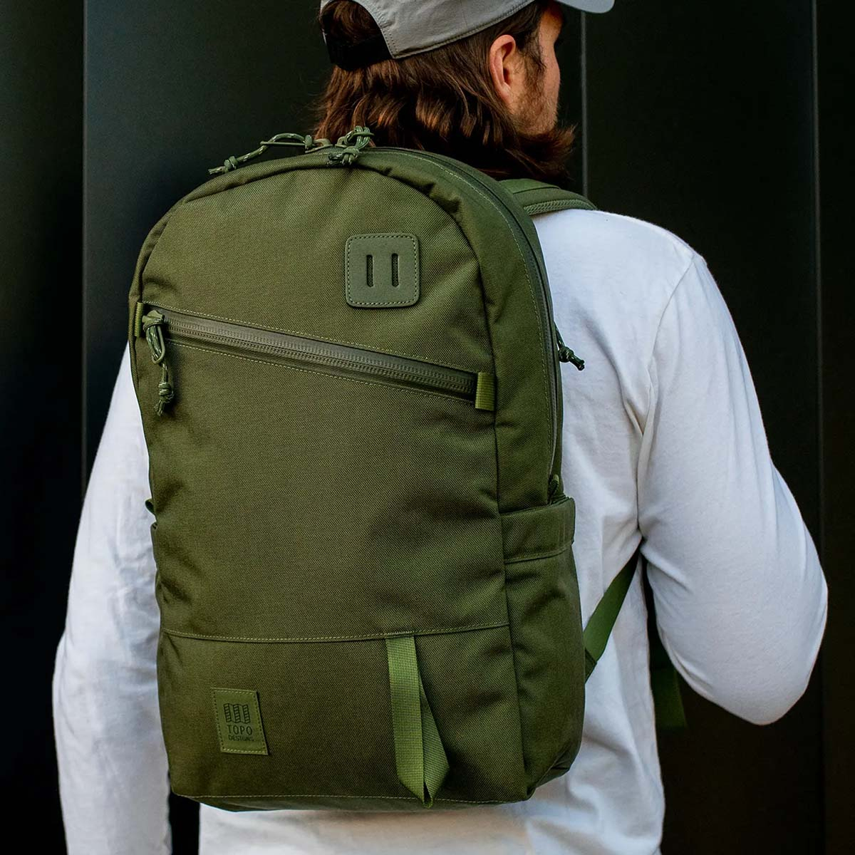 Topo Designs Daypack Tech Olive, it’s great as an everyday work bag, yet it has enough room for extra layers on the trail