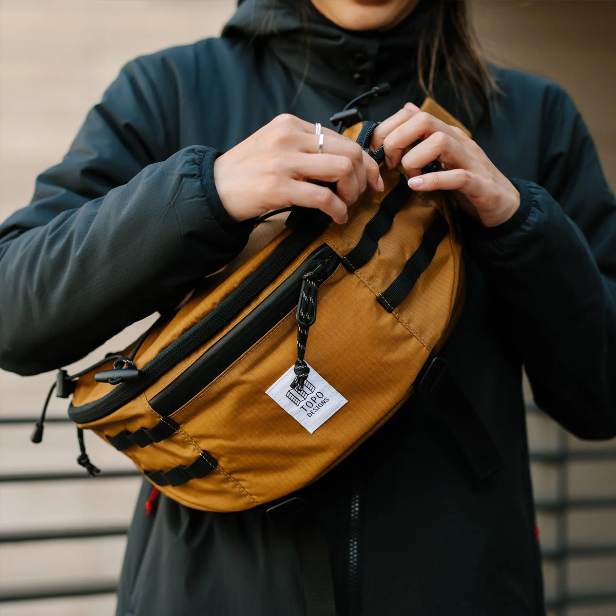 Topo Designs Mountain Sling Bag Khaki, carrying options