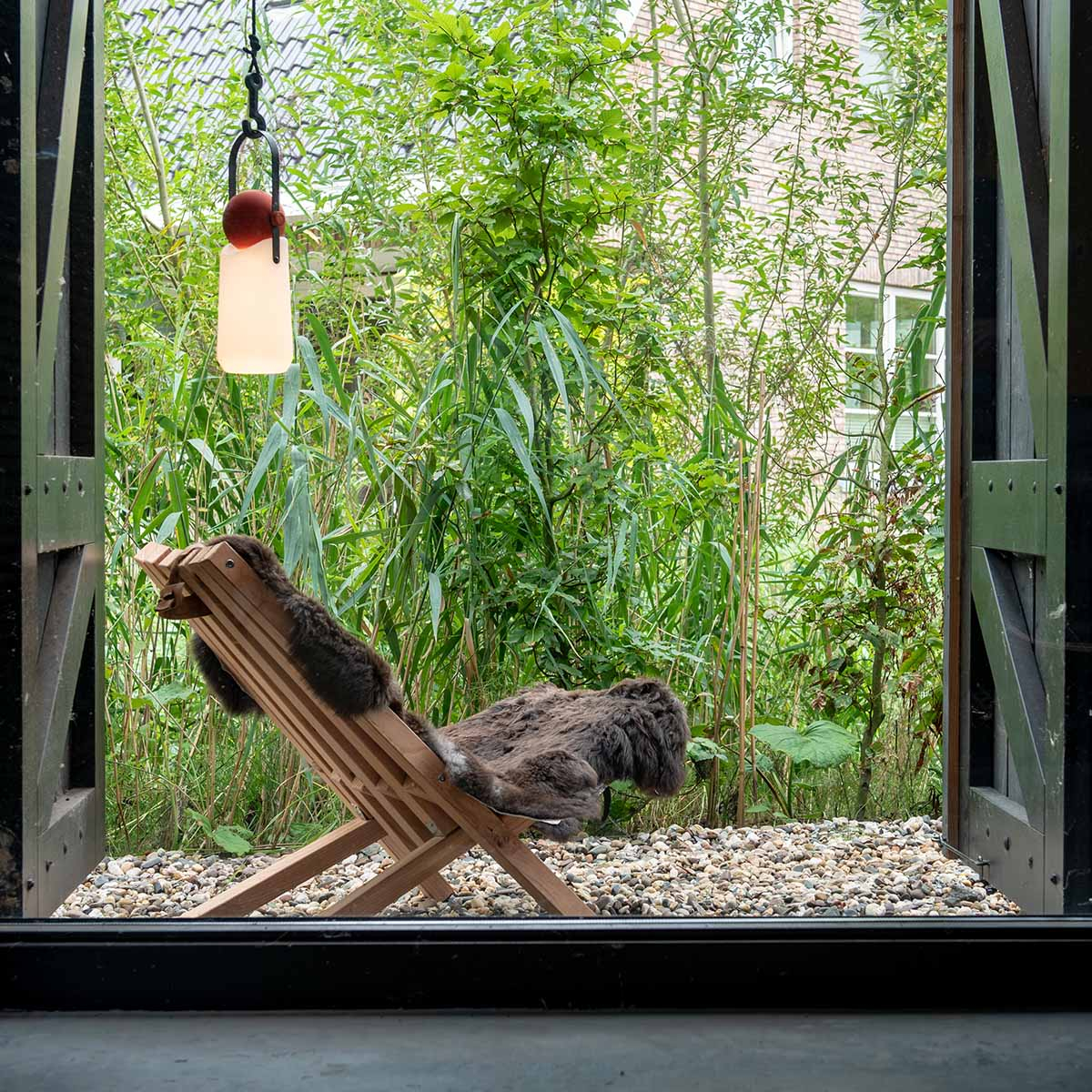 Weltevree Sheepscoat Brown, with Fieldchair for window