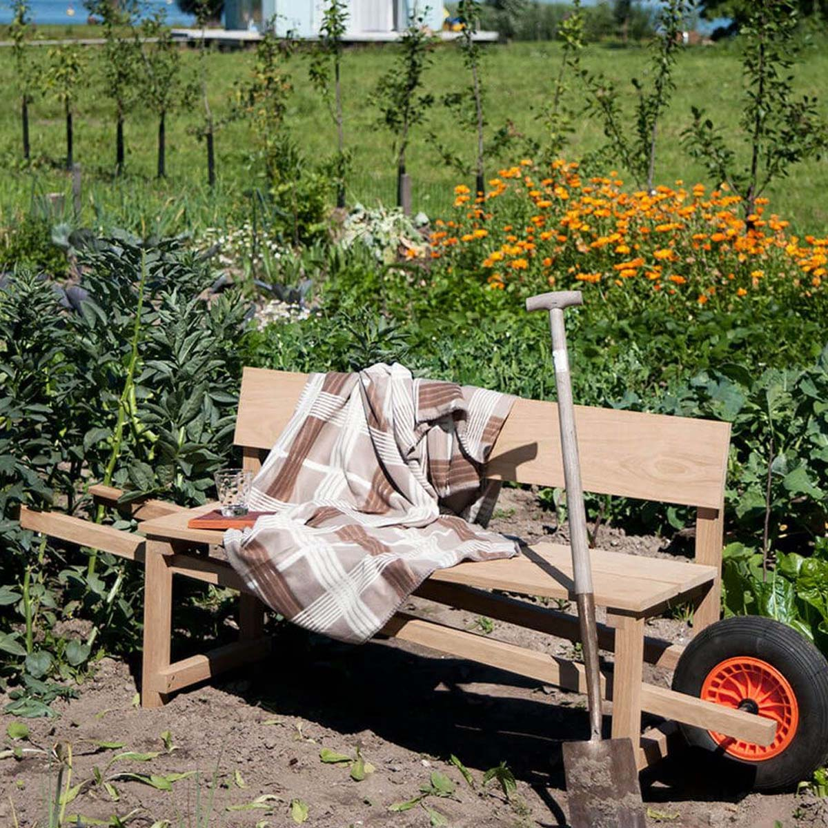 Weltevree Wheelbench, the surprising combination of familiar elements strengthens the active outdoor feel of the bench